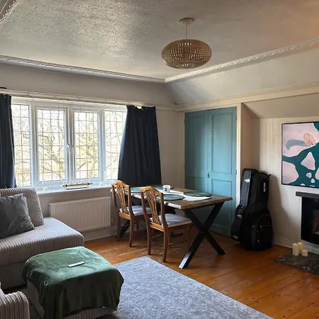 Spacious 2 Bed Flat Headingley Leeds- Free Parking * ليدز