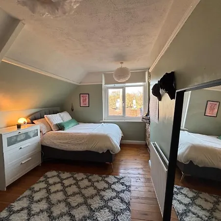 Spacious 2 Bed Flat Headingley Leeds- Free Parking شقة ليدز