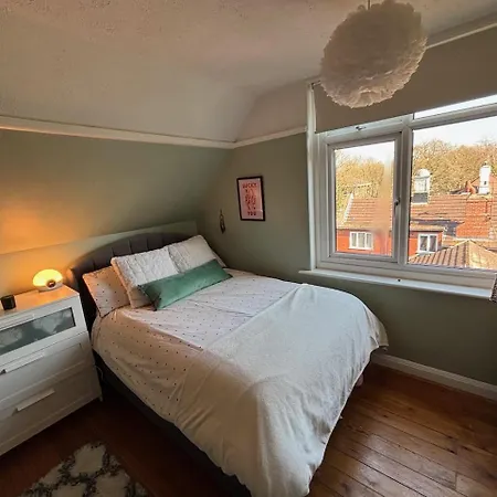 Spacious 2 Bed Flat Headingley Leeds- Free Parking ليدز