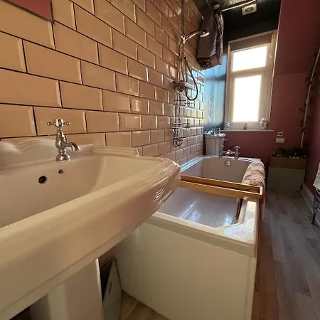 Spacious 2 Bed Flat Headingley Leeds- Free Parking شقة ليدز