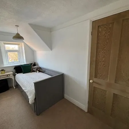 Spacious 2 Bed Flat Headingley Leeds- Free Parking